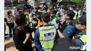 탑골공원서 보수단체 불법 1인 시위 강행 …곳곳 고성