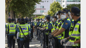 광복절 광화문 곳곳 충돌…마스크 태우려 하기도