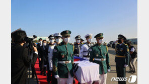 ‘하늘 나는 백두산 호랑이’ 홍범도 장군 유해 봉환…文 “최고 예우로 보답”