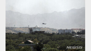 탈레반, 수도 입성후 ‘평화적 인계’ 강조하며 진격 멈춰