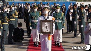 ‘장군의 귀환’ 지켜본 文…눈시울 붉히며 홍범도 장군 유해 영접