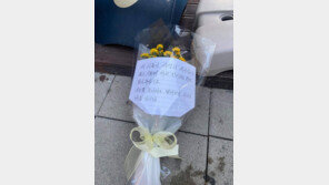 “시들 때까지만 치우지 말아달라” 아들이 숨진 곳에 꽃 놓고 간 父