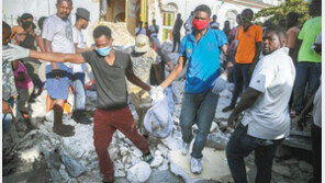 아이티 지진 사망 하루새 4배 1300명… 갱단, 구호물자 약탈도