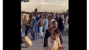 필사적 탈출 시도…혼돈의 아프간 공항 “최소 7명 사망”