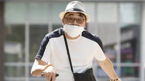 ‘근육 이상증’ 이봉주, 허리 펴고 혼자 외출…수술 후 호전된 모습