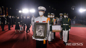 靑 “홍범도 장군 귀환 30년 공든탑…文정부 마지막 돌”