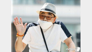 고개 ‘90도’로 꺾였던 이봉주 수술 후 근황…지팡이 짚은 채 밝은 미소