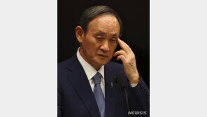 스가 내각 각료 5명 야스쿠니 참배…日언론 “총리, 역사관은 있나” 비판