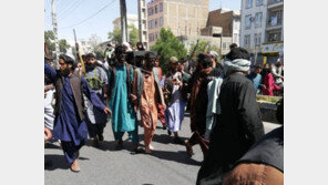 목에 올가미, 얼굴엔 검은 칠…아프간 거리 행진하는 죄수들 (영상)