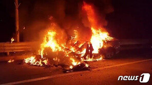 재규어, 고속도로 중앙분리대 받고 전소…음주 추정 30대 운전자 부상