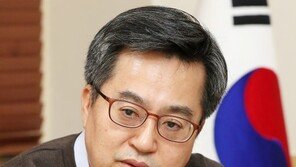 김동연, 본격적 대선 행보 나서나…이사장·교수직 사임 