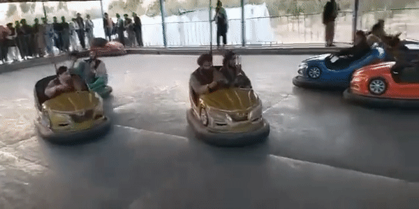 수도 점령한 탈레반, 소총들고 놀이기구 타며 자축 (영상)