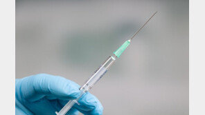 “화이자 맞은 남편 온몸 저릿…보건소도 병원도 나몰라” 靑청원