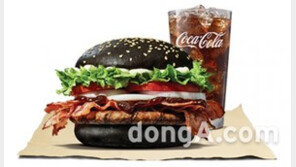 “검정 햄버거 1000만개나 팔렸다”… 버거킹, 패티 3장 즐기는 ‘기네스 스태커’ 출시