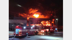 원주 타이어센터서 큰 불…철로 옮겨붙어 KTX 운행 차질