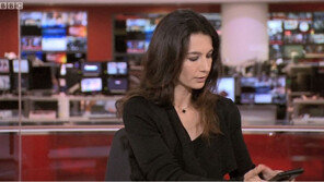 아프간 출신 BBC 앵커 ‘탈레반 즉석 인터뷰’ 