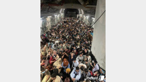 ‘아프간 탈출’ 美 수송기 랜딩기어서 시신 발견