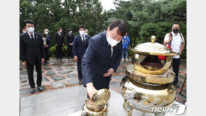 DJ 참배한 윤석열, 李-元 녹취록 공방에 함구…“국민 통합 되새겨”