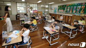 “감염 걱정되지만 친구 만나 좋아”…코로나 대유행 속 조심스러운 개학