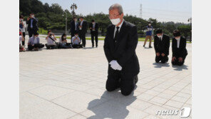 ‘무릎 사죄’ 김종인, 1년 만에 다시 5·18묘지 참배