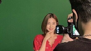 유이, 빨간 원피스 입고 상큼 미소…“반할 수밖에”