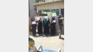 탈레반 총구 앞 공개 시위 여성들에 쏟아진 찬사 “놀라운 용기”