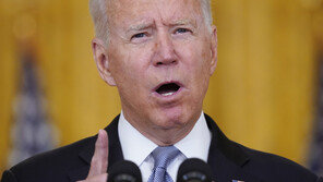 “미국 귀환” 외친 바이든…아프간 혼란에 ‘여전히 미국 우선’