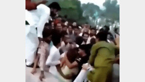 대낮 공원 놀러온 여성, 수백명 남성이 둘러싸더니 추행·폭행[영상]