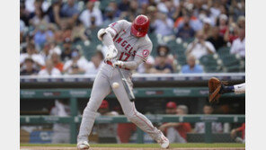 ‘이도류’ 오타니, 에인절스 좌타자 최초 40홈런…마운드에선 8이닝 1실점 