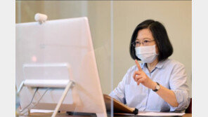 차이잉원 대만 총통 “스스로 강해져야…남의 보호에 의존하면 안돼”