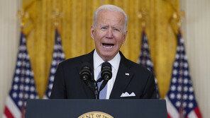 “바이든, 美우선주의 반복이냐”…아프간 철군에 백신 부스터샷까지