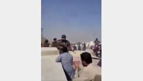 “채찍-돌격소총으로 구타”…혼란으로 가득찬 카불 공항 정문 앞