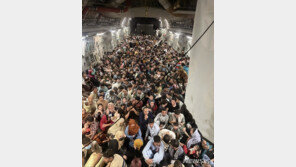 목숨 건 아프간 탈출 행렬…탈레반 점령 후 6000여명 대피