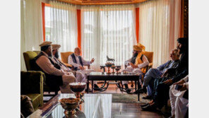 “탈레반, 총 쏘며 현지인 공항 접근 막아… 출국 대가 요구 가능성” 