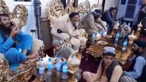 금장 소파-탁자… 탈레반, 前부통령 집 공개 