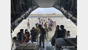 美 “아프간서 7000명 대피…F-18 감시비행”