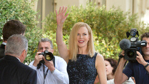 홍콩 니콜 키드만 의무 격리 면제해줘 시민들 격분