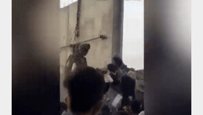 철조망 너머로 아이 던지는 엄마들…“내 아기 구해달라” 눈물 바다