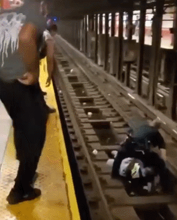 열차 진입에도 선로 뛰어든 美경찰…의식 잃은 시민 구조 (영상)