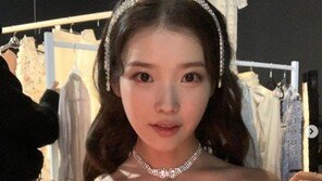 아이유, 가녀린 어깨 드러내고 섹시미까지…오프숄더 드레스 ‘인형 미모’