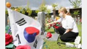현충원 찾은 천안함 용사 딸 김해나…“필승! 나 아빠 따라 해군 됐어”