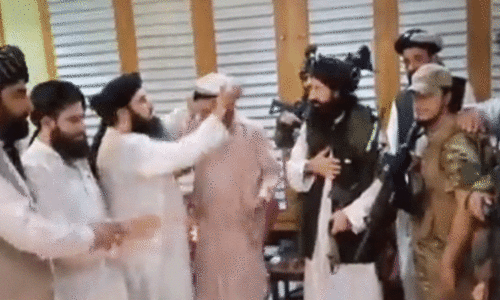 ‘현금 들고 도피’ 아프간 대통령…동생은 탈레반에 충성 맹세