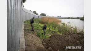 “아프간 난민 못 받는다”…그리스, 터키 국경에 40㎞ 장벽