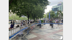 사랑제일교회 광화문서 야외 예배…일부 태극기·성조기 들고 경찰과 충돌