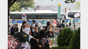 ‘시설 폐쇄’ 사랑제일교회, 광화문서 온라인 예배…800명 추산