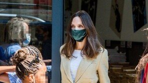 안젤리나 졸리, 인스타그램 개설…첫 글은 “아프간 소녀의 편지”