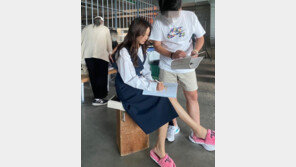 김희선, 여전한 여신 미모…슬리퍼 신어도 극세사 각선미 