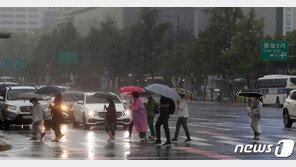 [날씨]내일 전국 태풍 영향 ‘흐리고 비’…남부 ‘시간당 70㎜’ 폭우