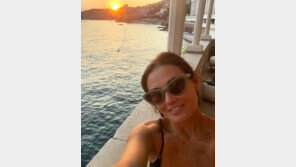 ‘59세’ 데미 무어, 나이가 무색한 동안 미모…미소 셀카