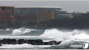 태풍 ‘오마이스’ 길목 제주 긴장 고조…항공기·여객선 결항 잇따라